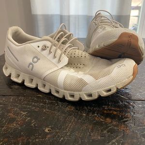 White/Pewter Women’s OnCloud tennis shoes 8.5